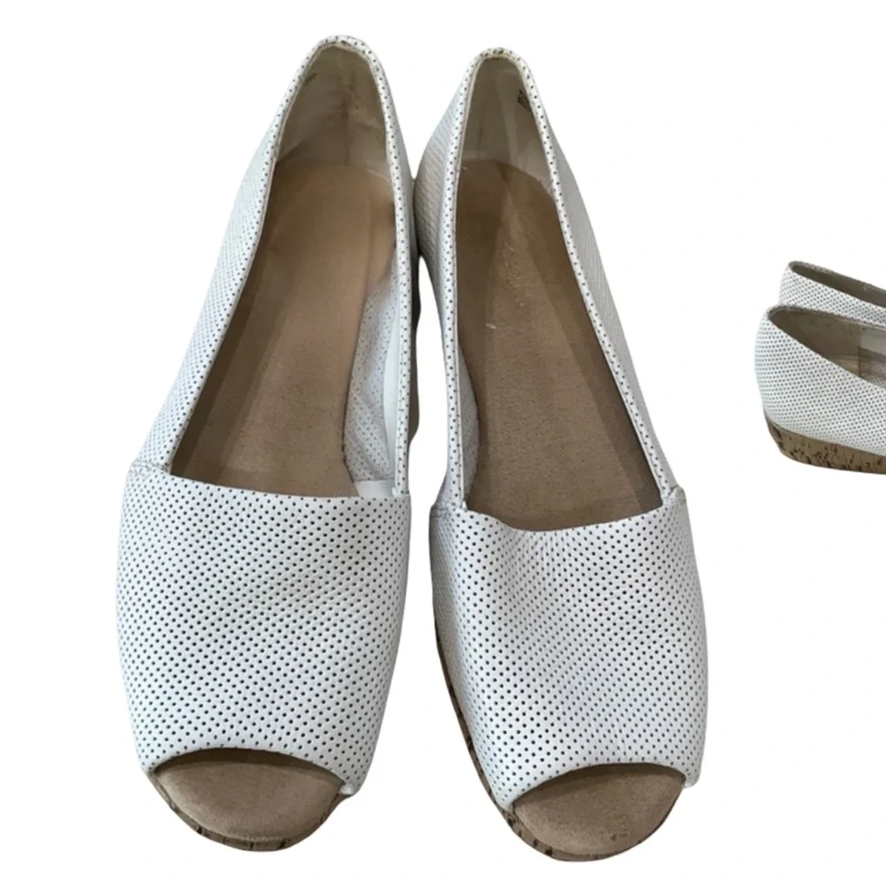 Aerosoles White Leather Perforated Peep Toe Wedge Flats 8W Wide Comfort Shoes